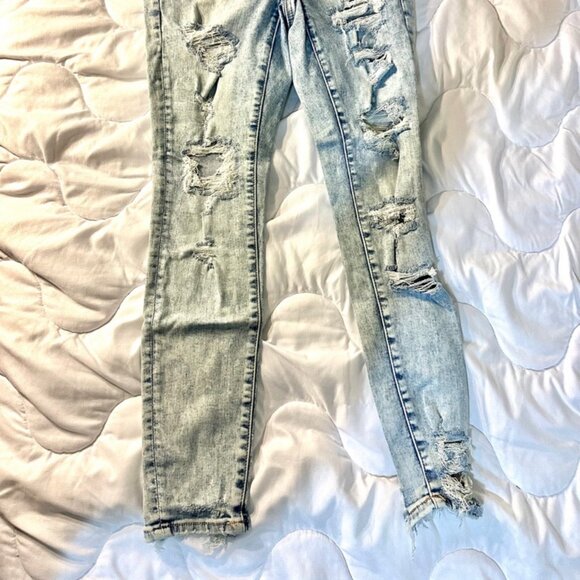 Light-Wash American Eagle Jeans Size 4 Inseam 25 inches straight - Picture 1 of 11